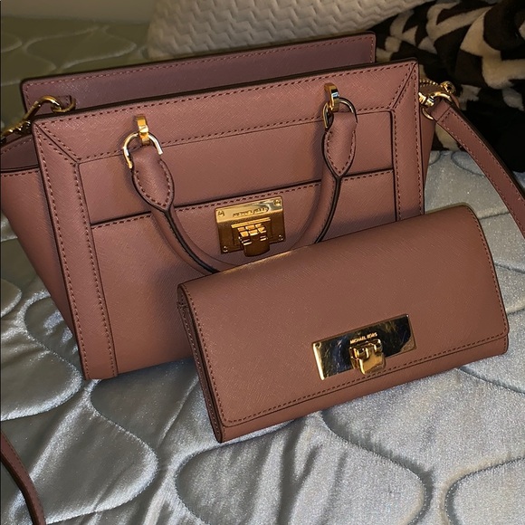 Micheal Kors purse - Picture 1 of 6